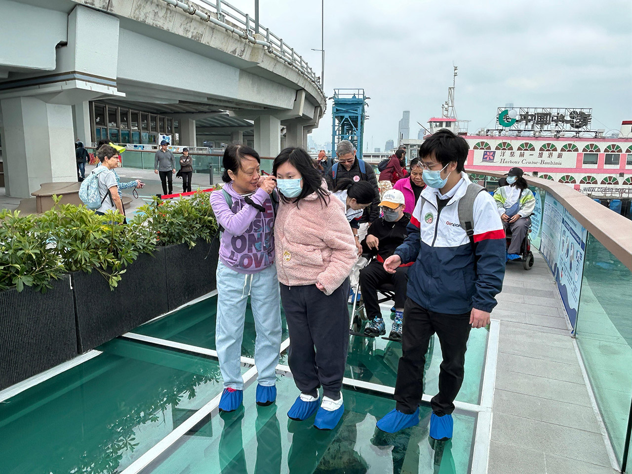 Conpak Volunteers Accompanying the Disabled at SAHK on a Warm Trip