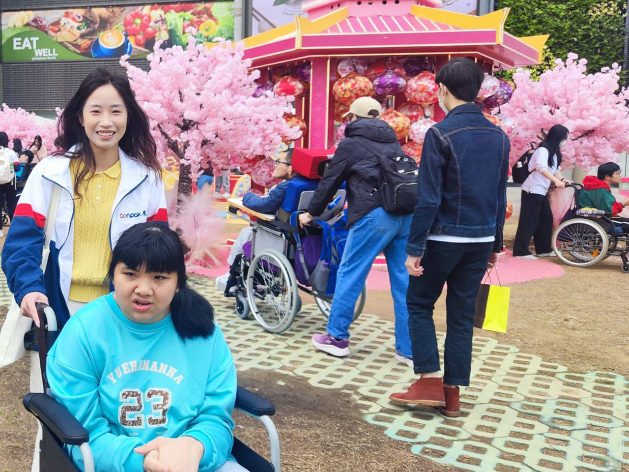 Conpak Volunteers Accompanying the Disabled at SAHK on a Warm Trip